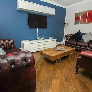 Portside - Parking - By Holiday Lets Apartment
