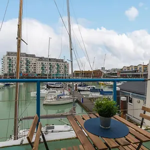 On The Water With Free Parking - By My Getaways Apartment
